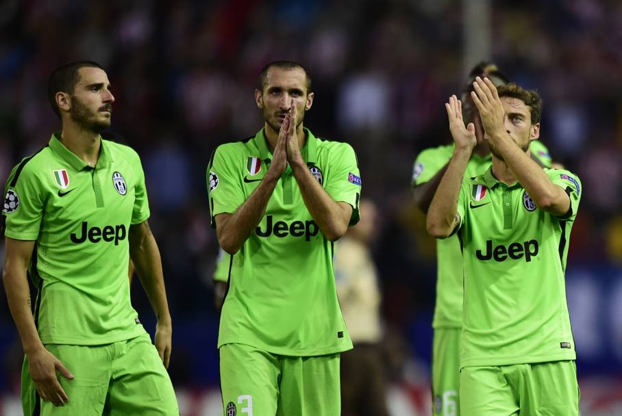 Il saluto dei giocatori della Juve ai tifosi presenti a Madrid. Afp